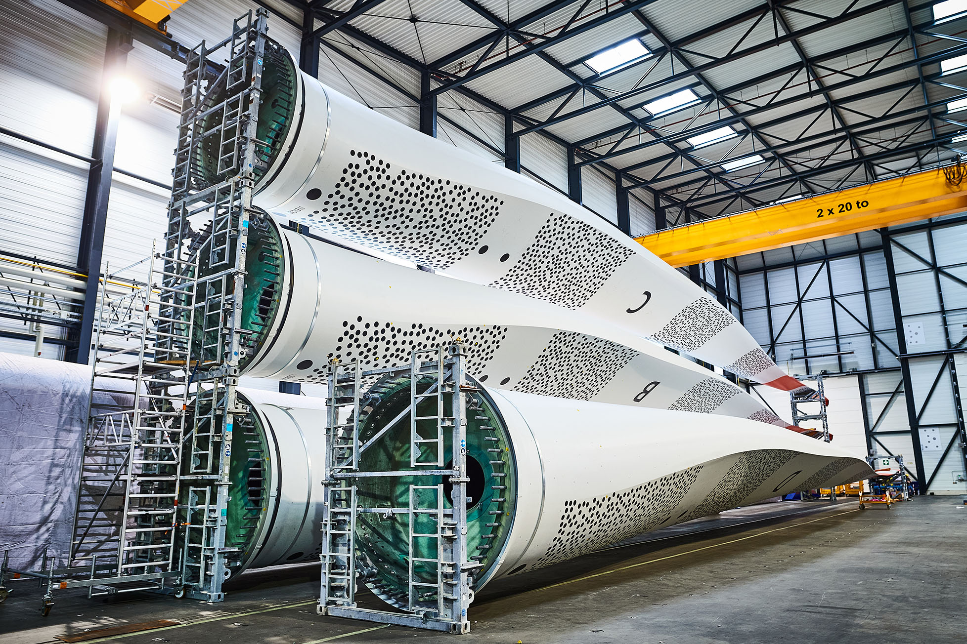 Rotorblätter werden zum Beladen bereit gestellt